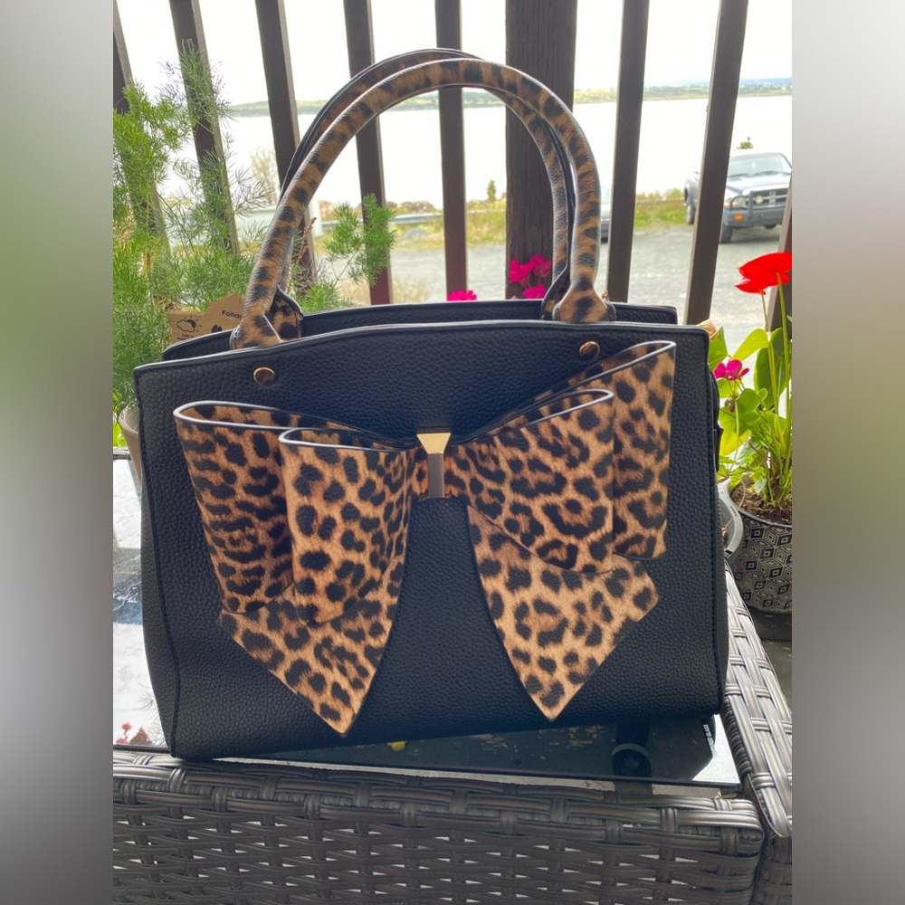 Gorgeous little cheetah 🐆 print bow bag